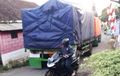 Bikin Geger, Bisa-bisanya Truk Gandeng Masuk Jalan Kampung, Maju Mentok Mundur Susah