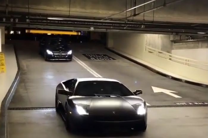Lamborghini lolos palang parkir