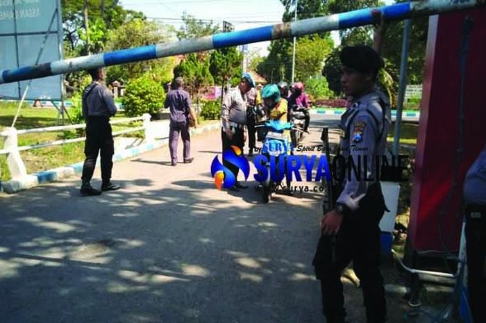 Pintu masuk Mapolres Bangkalan dijaga ketat