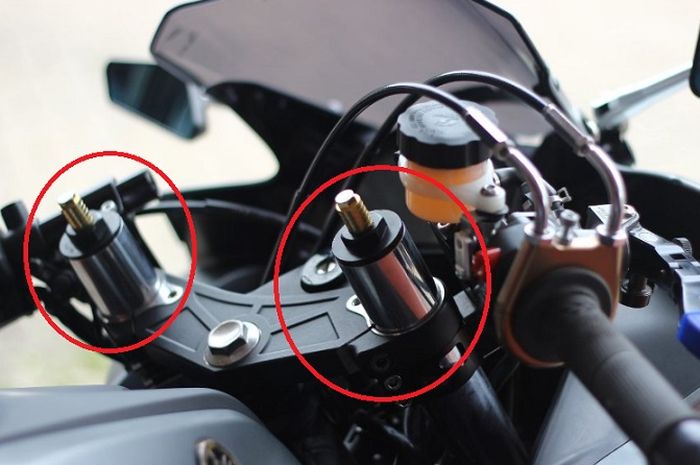 Sokbreker depan motor dibikin pendek.