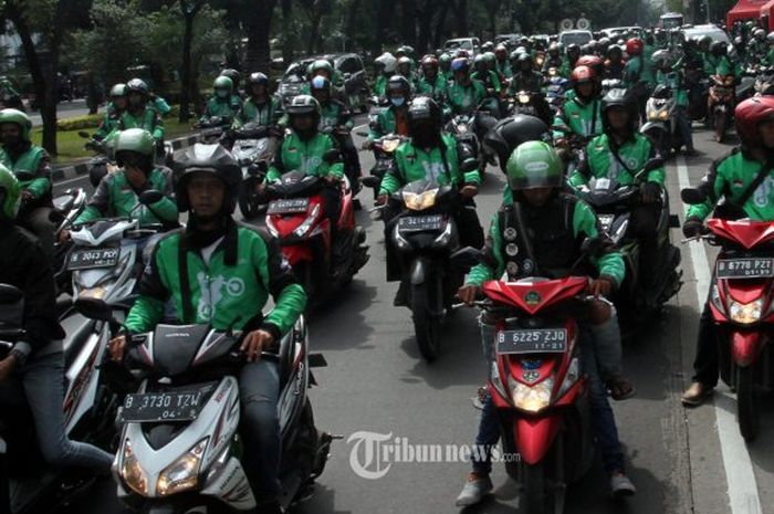 Demo ojek online di depan gedung DPR-MPR, Senin (23/4/2018).