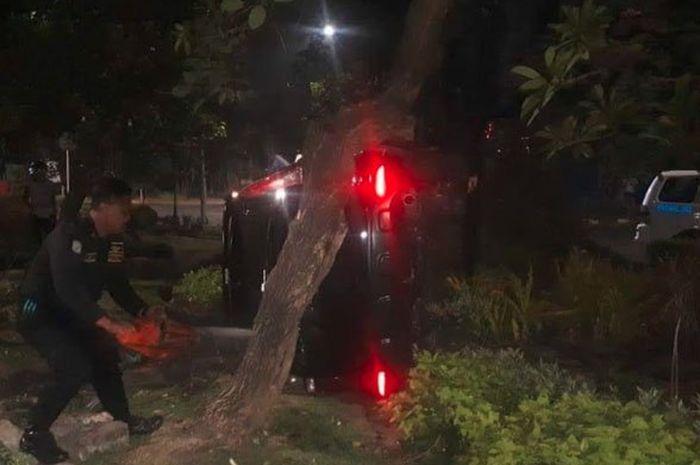 Honda CR-V terbalik setelah tabrak trotoar di surabaya