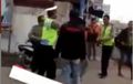 Lagi-lagi Masalah Tak Terima Ditilang, Video Pria Jotos Polisi di Jalan