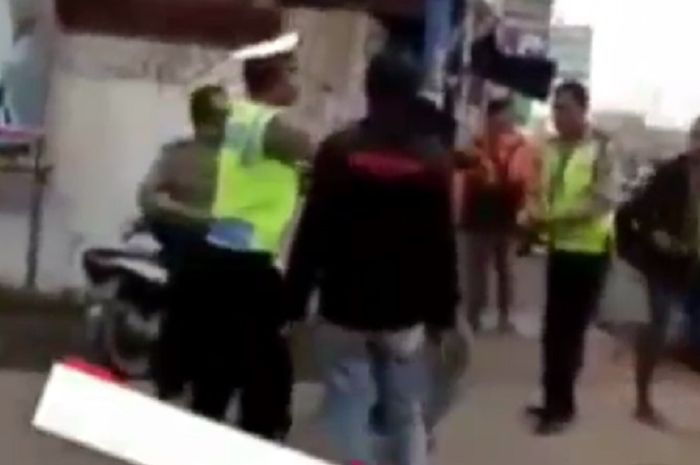 Pemotor ngamuk dan pukul polisi di Comal, Pemalang Minggu (10/2/2019).