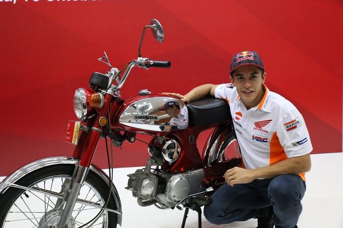 Marc Marquez bergaya disamping Honda S90