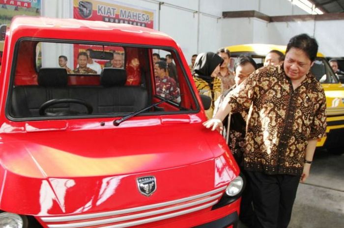 Menteri Perindusterian Airlangga Hartarto menilik mobil pedesaan buatan Sukiat di Klaten Jawa Tengah