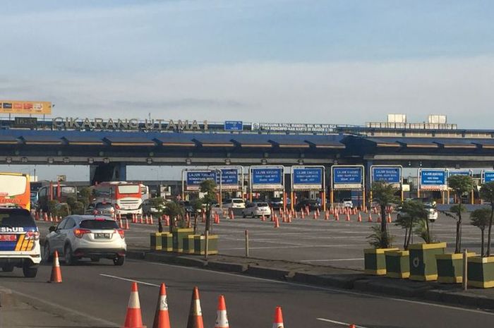 Kondisi arus lalu lintas di Gerbang Tol Cikarang Utama masih lancar pada Minggu (24/12/2017)