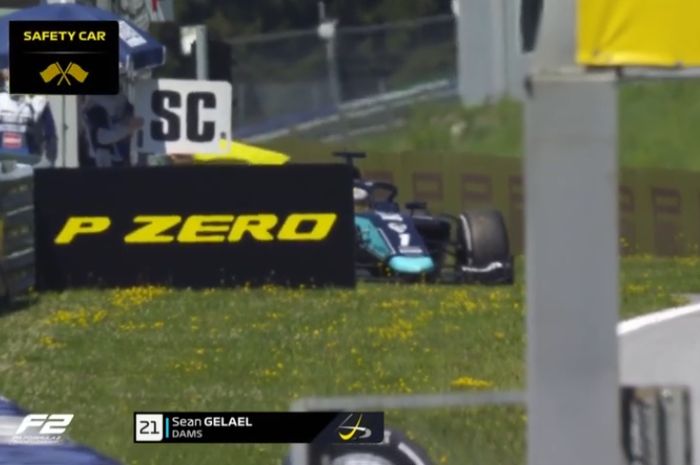 Mobil tim DAMS milik Sean Gelael berhenti di luar lintasan Red Bull Ring pada race 2 F2 Austria hari Minggu sore