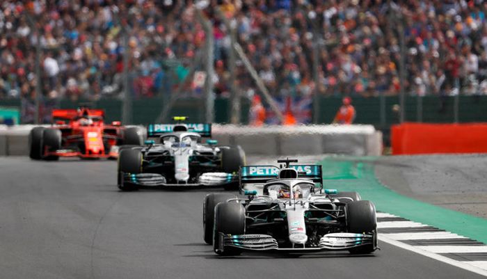 Pembalap tim Mercedes, Lewis Hamilton dan Valtteri Bottas unggul jauh dari pembalap tim Ferrari di F1 Inggris