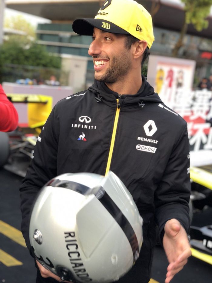 Pembalap tim Renault, Daniel Ricciardo dan livery helm untuk GP F1 China