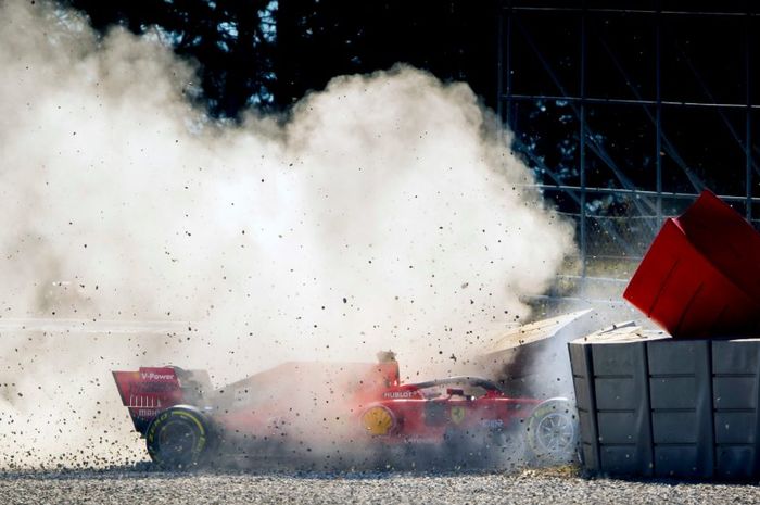 Mobil Ferrari SF90 Sebastian Vettel menabrak dinding pembatas sirkuit saat tes pramusim di Barcelona