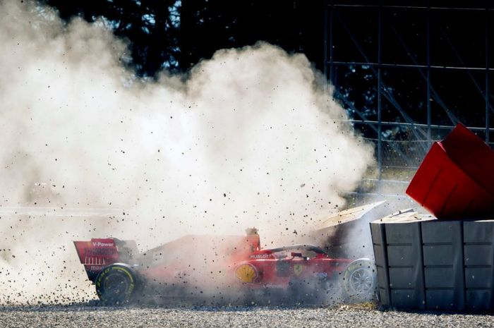 Mobil Ferrari SF90 Sebastian Vettel menabrak dinding pembatas sirkuit saat tes pramusim di Barcelona