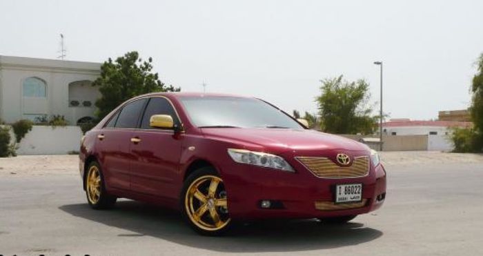 Toyota Camry pakai aksesoris emas