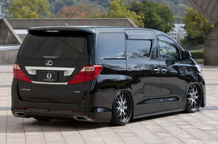 Tampilan belakang modifikasi Toyota Alphard garapan Aimgain, Jepang