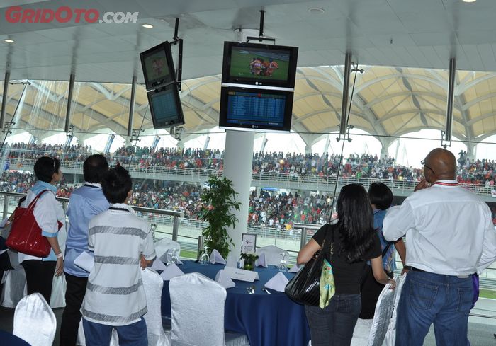 GridOto.com dan media asing melihat monitor apa yang terjadi pada lap kedua MotoGP Malaysia 2011 setelah Marco Simoncelli kecelakaan