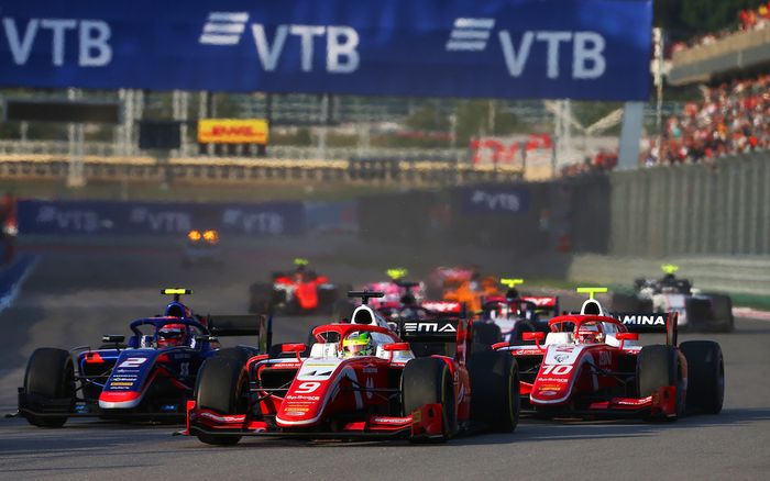 Dua pembalap tim Prema Racing, Mick Schumacher dan Sean Gelael di awal race 1 F2 Rusia