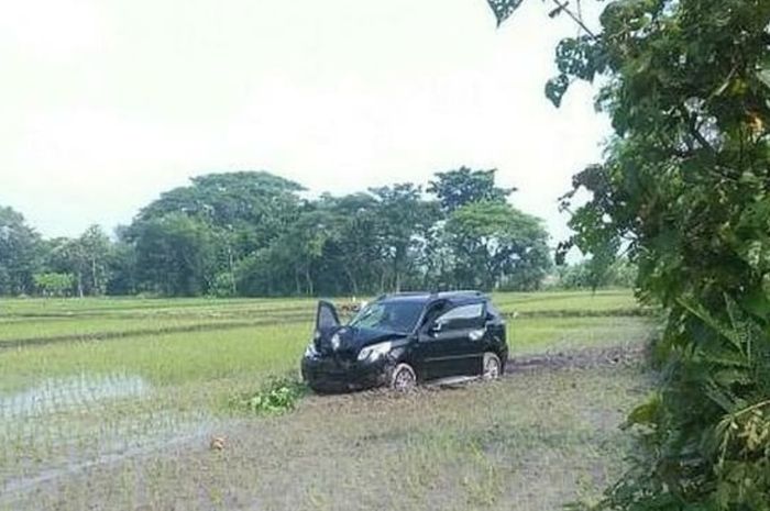 Daihatsu Terios terperosok hingga ke tengah persawahan akibat sopir mengantuk