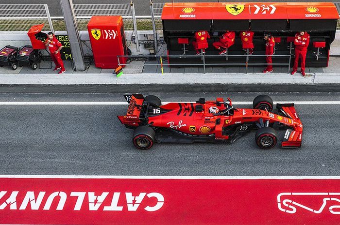 Pembalap tim Ferrari, Charles Leclerc saat menjalani tes pramusim F1 di Barcelona tahun 2019