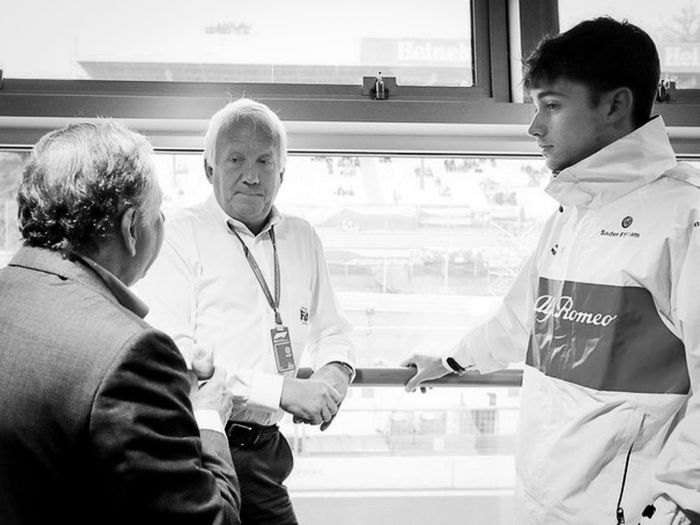 Presiden FIA Jean Todt dan Charles Leclerc ngobrol bareng Race Director F1 Charlie Whiting (tengah) pada tahun 2018