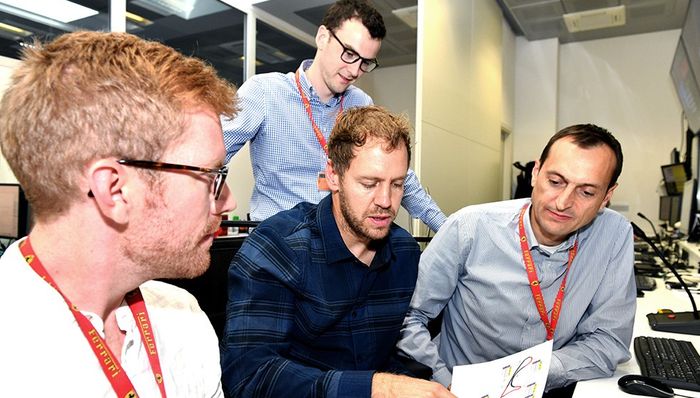 Di Maranello, Sebastian Vettel berdiskusi dengan engineer tim Ferrari mengenai balapan berikutnya di F1 Jepang