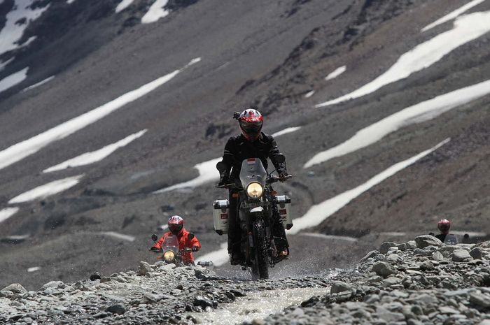 Darius Sinathrya Membuktikan Kualitas Oli TOP 1