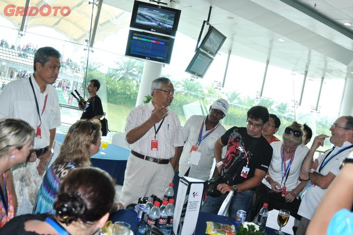 GridOto.com bersama jurnalis dari berbagai negara, mendapat kabar dari pihak sirkuit, Marco Simoncelli meninggal dunia dan MotoGP Malaysia 2011 dibatalkan