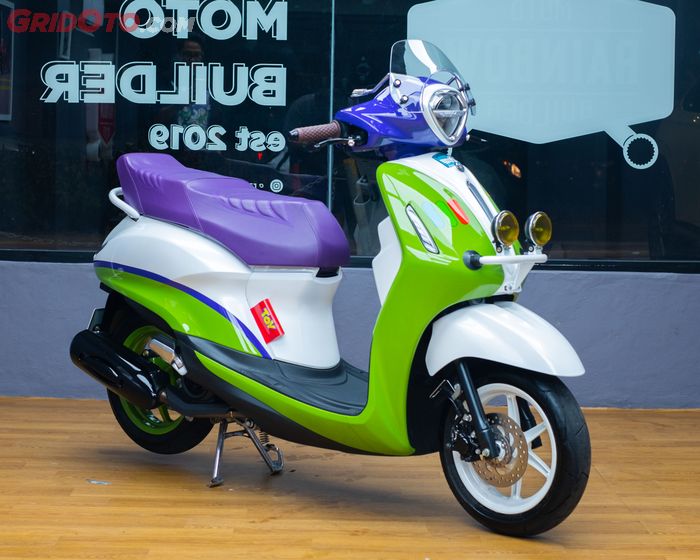 Angkat tema cartoon di Yamaha Grand Filano juga bisa, seperti garapan Rainbow Moto Builder. Jadi mirip Buzz Lightyear di Toyz Story kan!