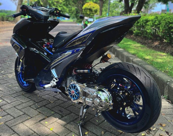 Tampak buritan Yamaha Aerox kece dengan bodi custom buntung dan kaki-kaki gambot