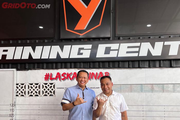 Penghargaan diberikan oleh Ketua Umum IMI Pusat, Bambang Soesatyo, yang menyambangi fasilitas pelatihan Yoong Motor Academy kepada Yomin Sugianto, pendiri Yoong Motor Group Indonesia