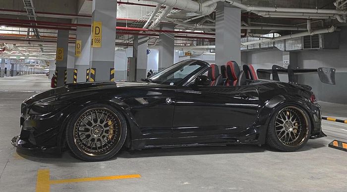 Tampilan samping modifikasi BMW Z4 serba hitam
