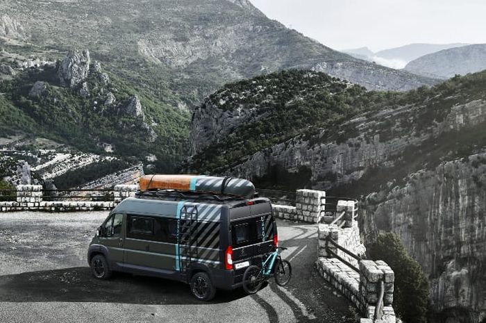 Peugeot Boxer 4x4 Concept bisa bawa sepeda gunung elektrik Peugeot eM02 FS Powertube di sisi belakang mobil dan perahu kano Canadian di atas atapnya