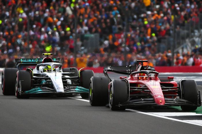 Lewis Hamilton saat mengejar Charles Leclerc di balap F1 Inggris 2022