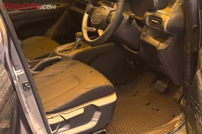 Interior Hyundai Stargazer yang terendam banjir di Bekasi.