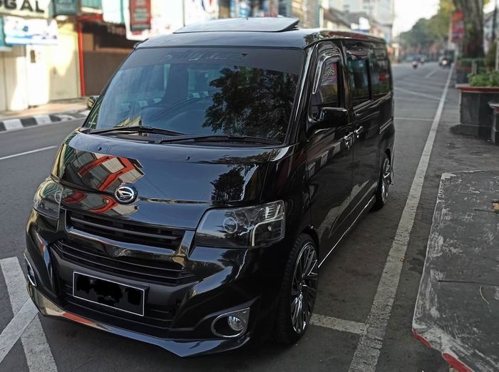 Tampilan depan modifikasi Daihatsu Gran Max dengan gaya elegan