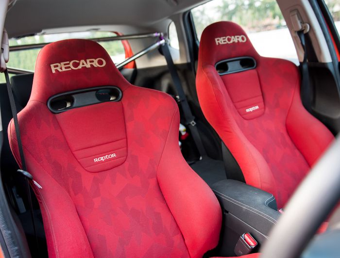 Sepasang jok Recaro di dalam kabin modifikasi Honda Jazz GK5