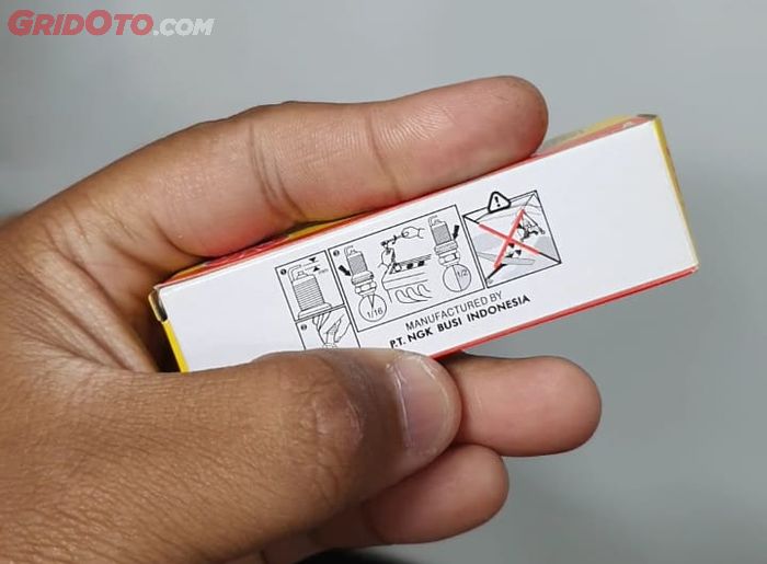 Kemasan busi palsu NGK masih mencantumkan nama perusahaan yang lama