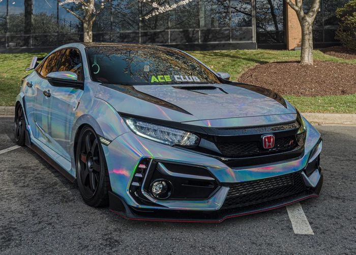 Modifikasi Honda Civic Type R nyentrik dengan wrapping sticker hologram