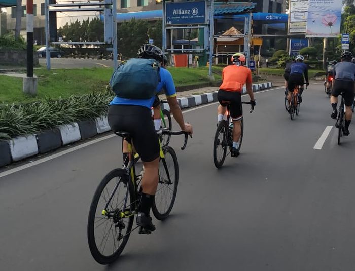 Ilustrasi pesepeda di jalan raya Jakarta