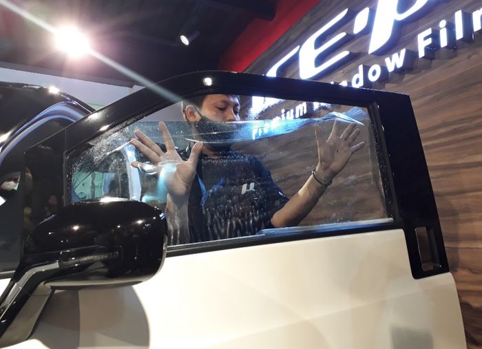 Proses pemasangan kaca film ICE-&micro; Sky Blue RT70 Series terbaru pada Wuling Air ev