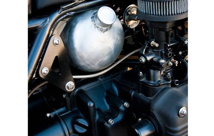 Jangan-jangan yang berwarna silver ini justru tangki bensinnya?