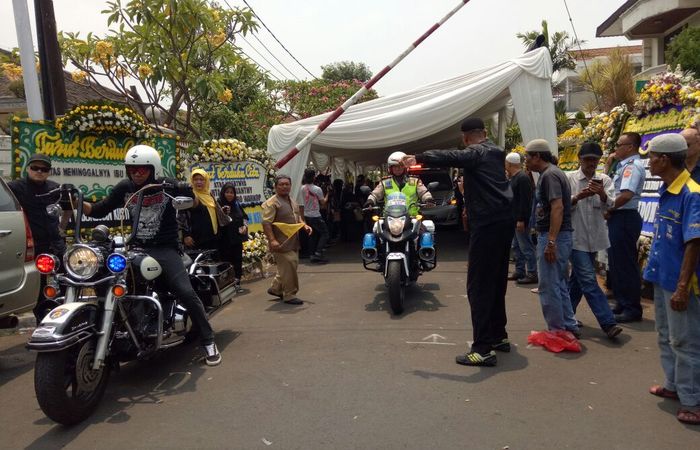 Iring-iringan Harley-Davidson mengantar pemakaman istri Indro Warkop, Rabu (10/10/2018)