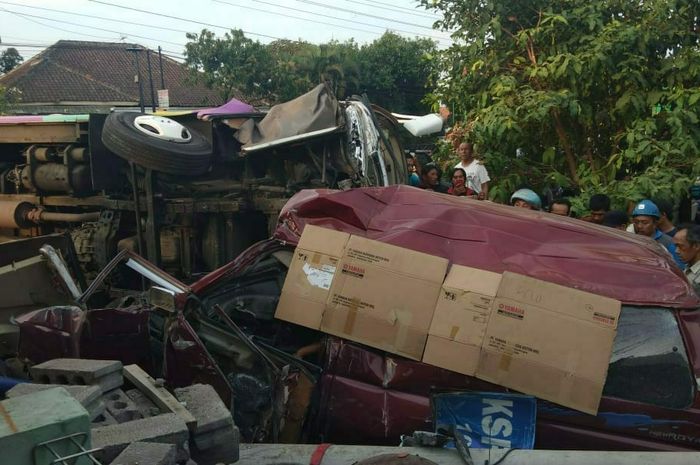 Kecelakaan bus pariwisata dan Isuzu Panther di Boyolali, Jawa Tengah, Sabtu (13/10/2018)