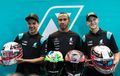 Di MotoGP Qatar, Juara Dunia F1 Lewis Hamilton Bagi-bagi Helm Balapnya