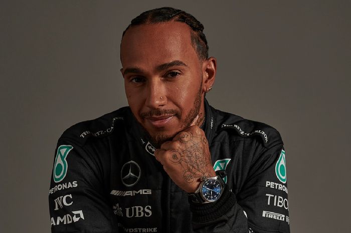 Lewis Hamilton kena denda pada musim F1 2022 akibat pelanggaran memiliki tindik di hidung