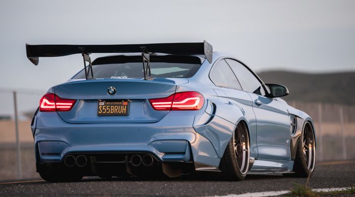 Sayap belakang yang cukup lebar yang dipasangkan ke BMW M4