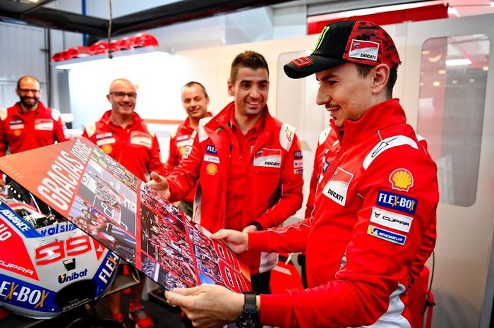 Jorge Lorenzo mendapat kenangan-kenangan dari tim Ducati saat perpisahan