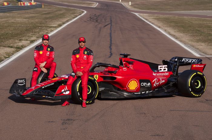 Pembalap tim Ferrari saat pertama kali mencoba mobil baru SF-23 untuk keperluan syuting, menjelang dimulainya musim balap F1 2023