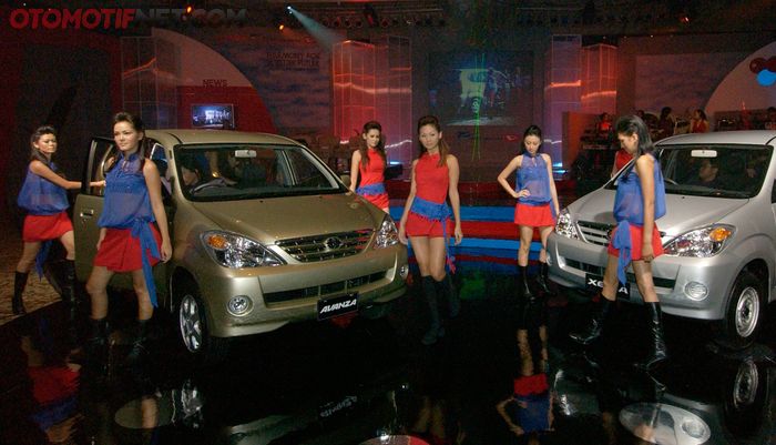 Peluncuran Daihatsu Xenia dan Toyota Avanza pada 11 Desember 2003 di Jakarta