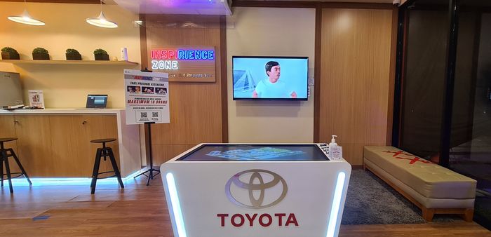 Toyota Pop-up Store berkonsep outdoor dan indoor.