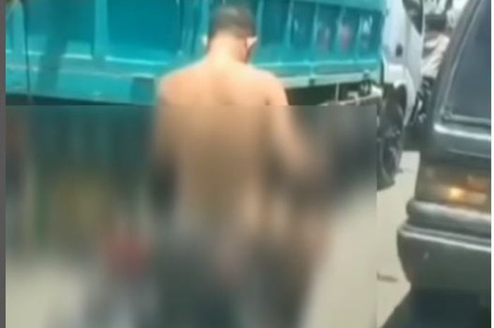 Rekaman video sosok pria telanjang bulat naik motor di Penarukan, Buleleng, Bali
